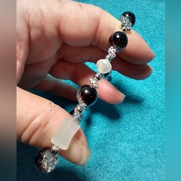 Silvertone crystal butterfly black clear crack glass faux pearl stretch bracelet - Picture 2 of 4